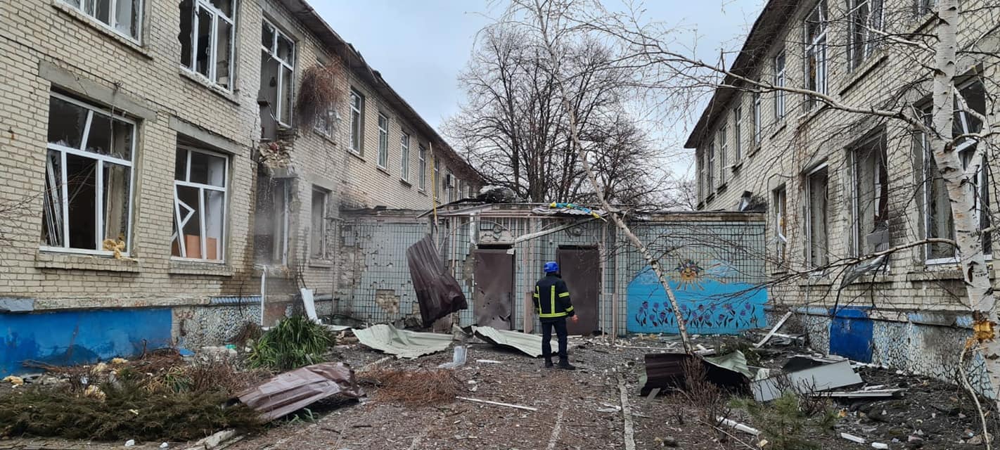 Зображення до посту У Сєвєродонецьку загарбники поцілили в дитсадок. 8 дітей у бомбосховищі (ФОТО)