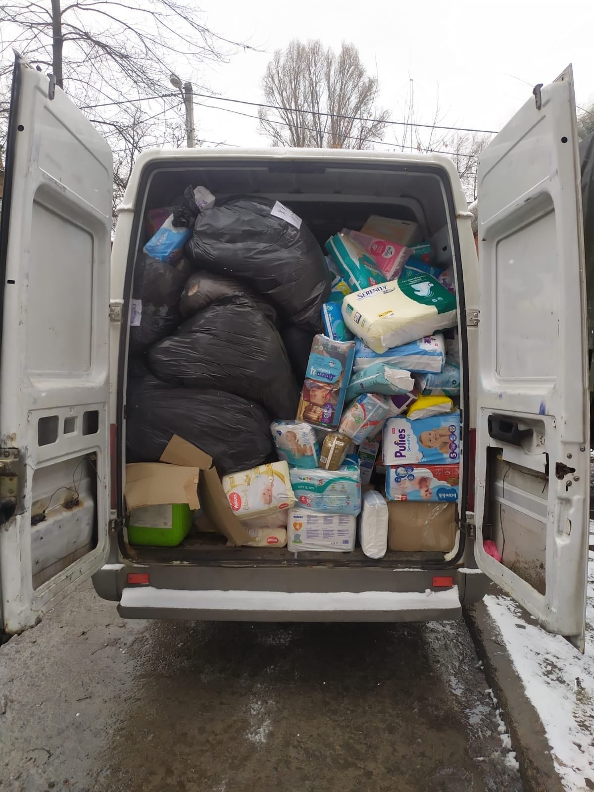 Жителям Сєвєродонецька та Кремінної привезли понад 20 тонн продуктів, ліків та інших потрібних речей (ФОТО, ВІДЕО) 1