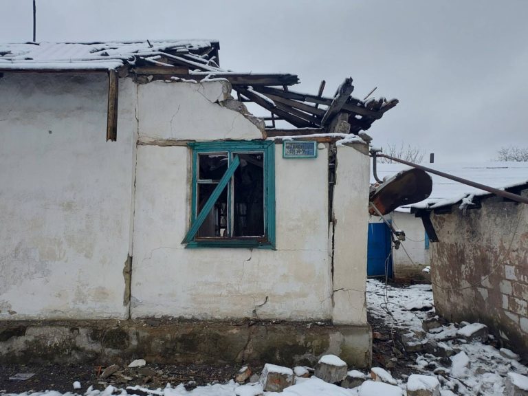 Околиці Торецька без світла та води через обстріли, є двоє поранених жителів. Як живе місто (фото)