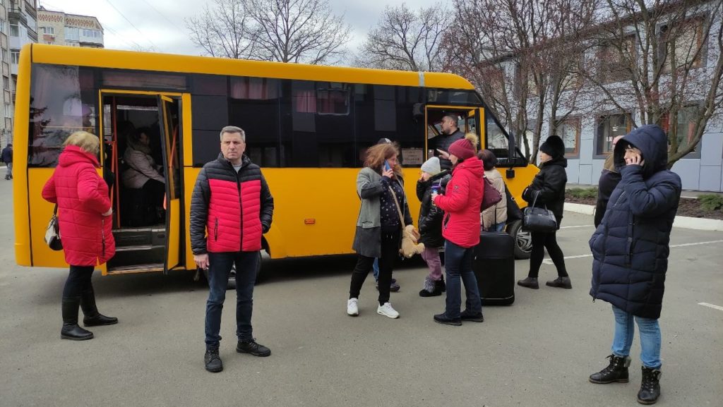 2 березня з Бахмута підвозитимуть на автобусі до потягів на Львів та Ужгород