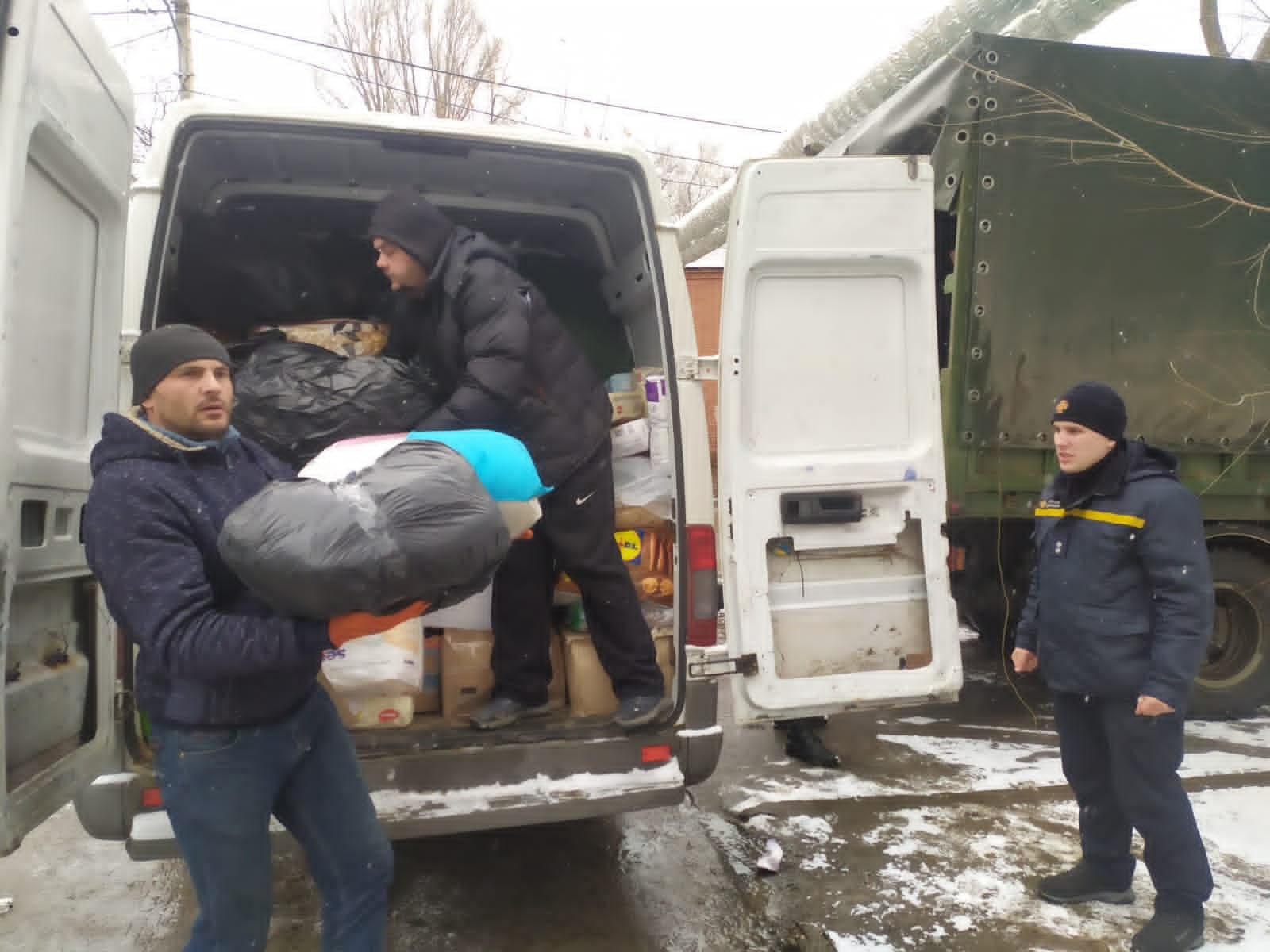 Жителям Северодонецка и Кременной привезли более 20 тонн продуктов, лекарств и других нужных вещей (ФОТО, ВИДЕО) 4