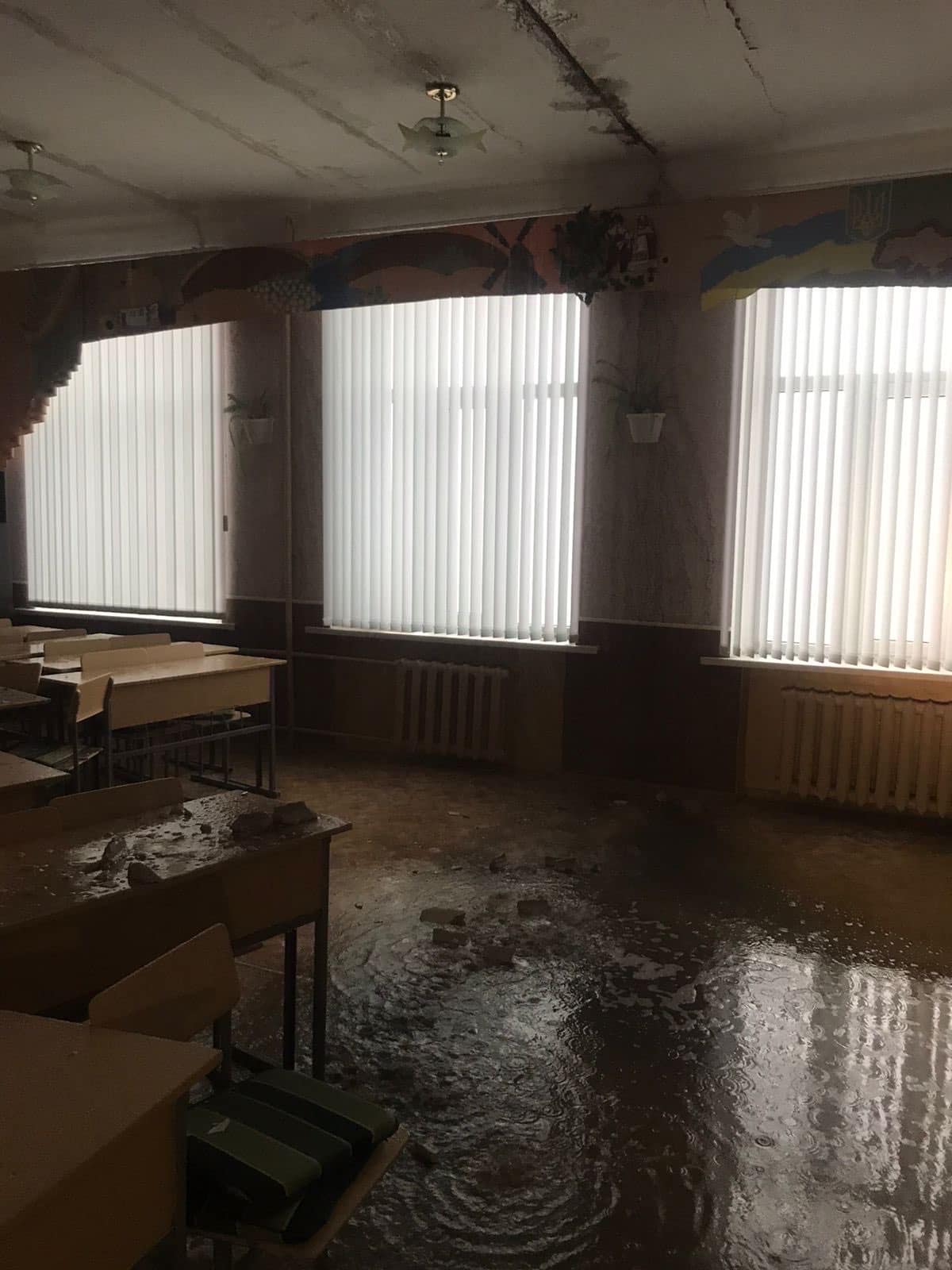 Последствия обстрела школы в Лисичанске