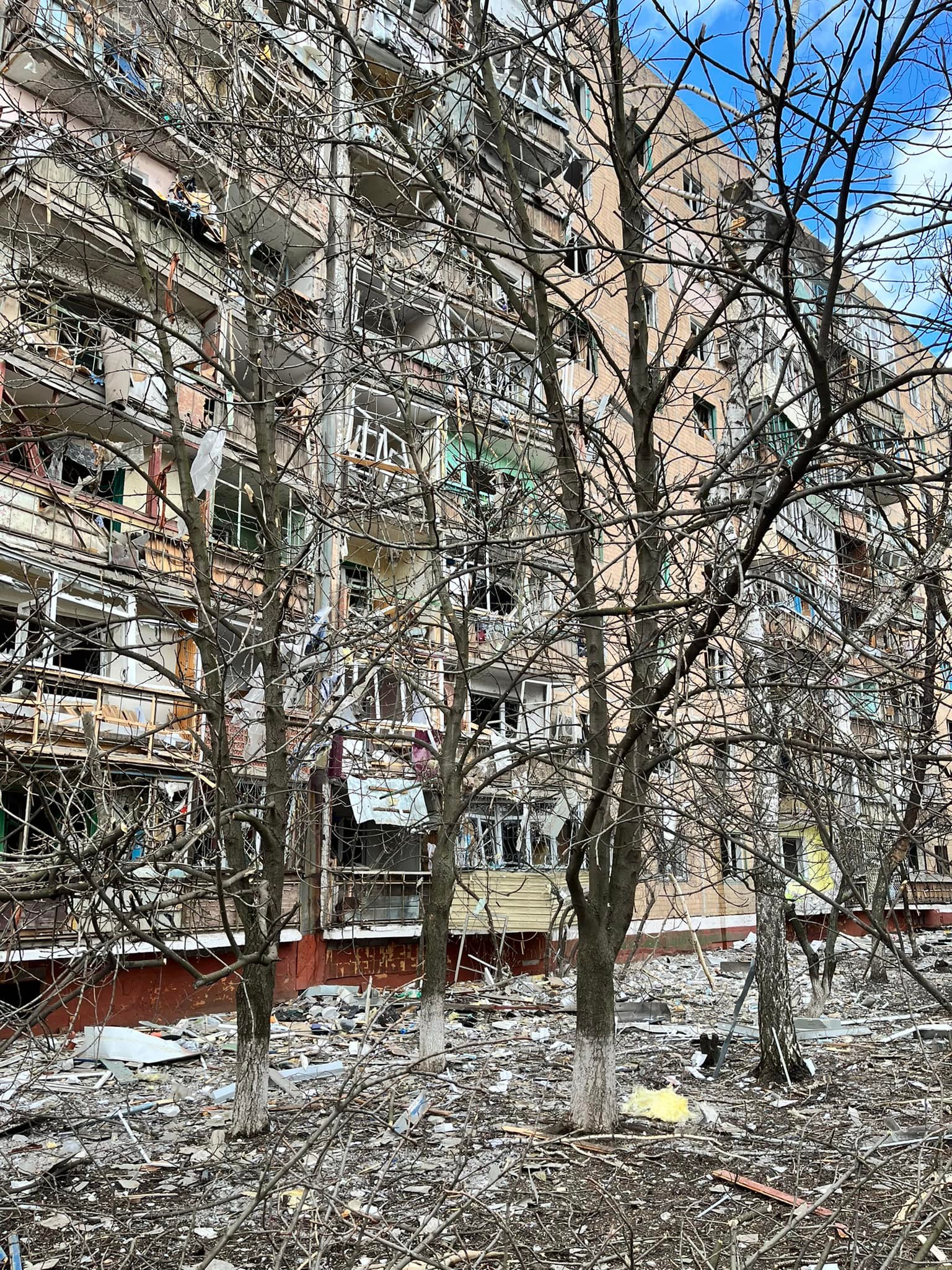 Два человека погибли от взрыва в Краматорске. Россияне обстреляли жилые многоэтажки (ФОТО, ВИДЕО) 4