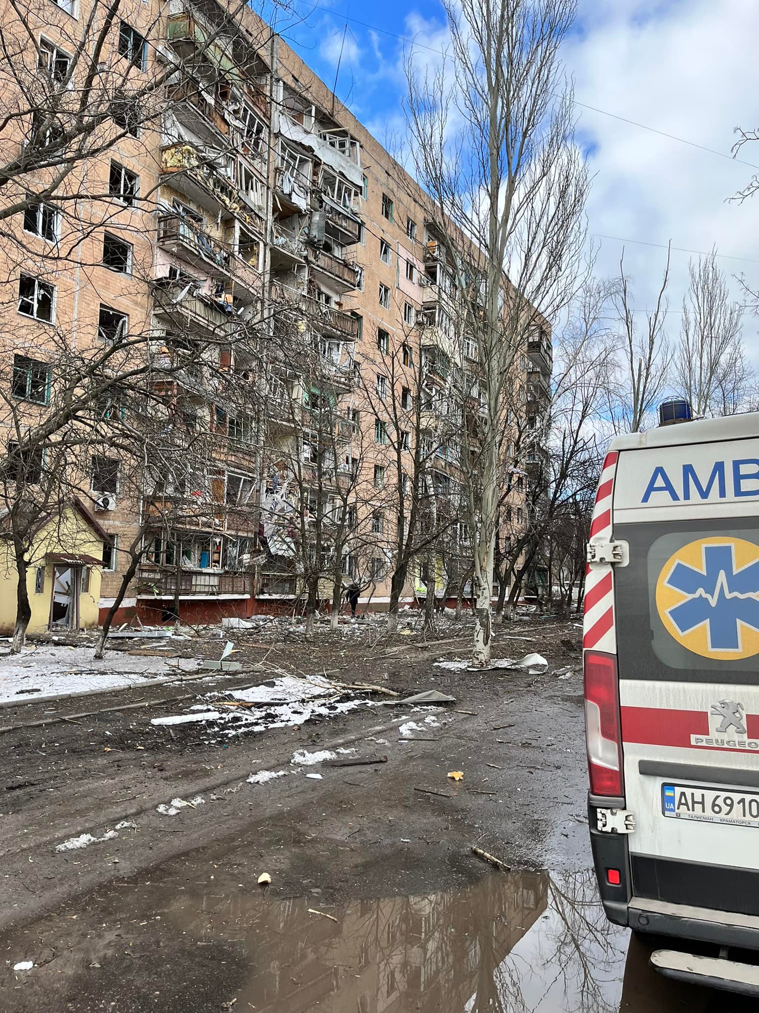 Два человека погибли от взрыва в Краматорске. Россияне обстреляли жилые многоэтажки (ФОТО, ВИДЕО) 3