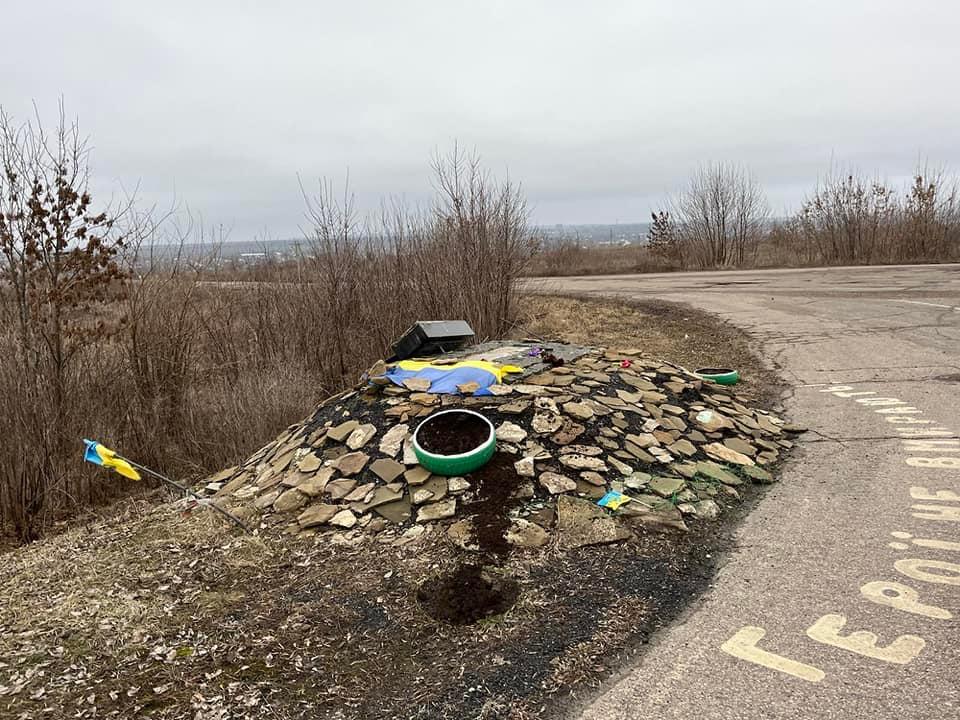Российские военные разрушили памятный знак Слипаку в Донецкой области (фото) 1