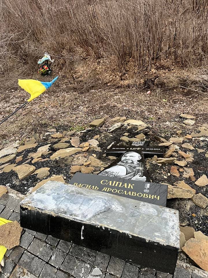 Российские военные разрушили памятный знак Слипаку в Донецкой области (фото) 2