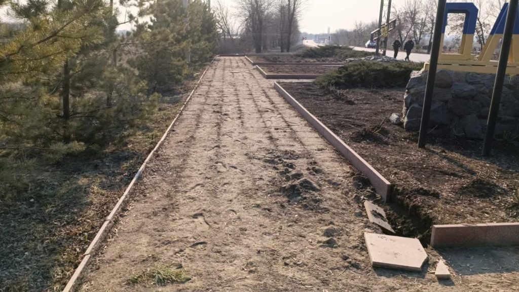 В Мирнограде украли тротуарную плитку у стелы на въезде в город