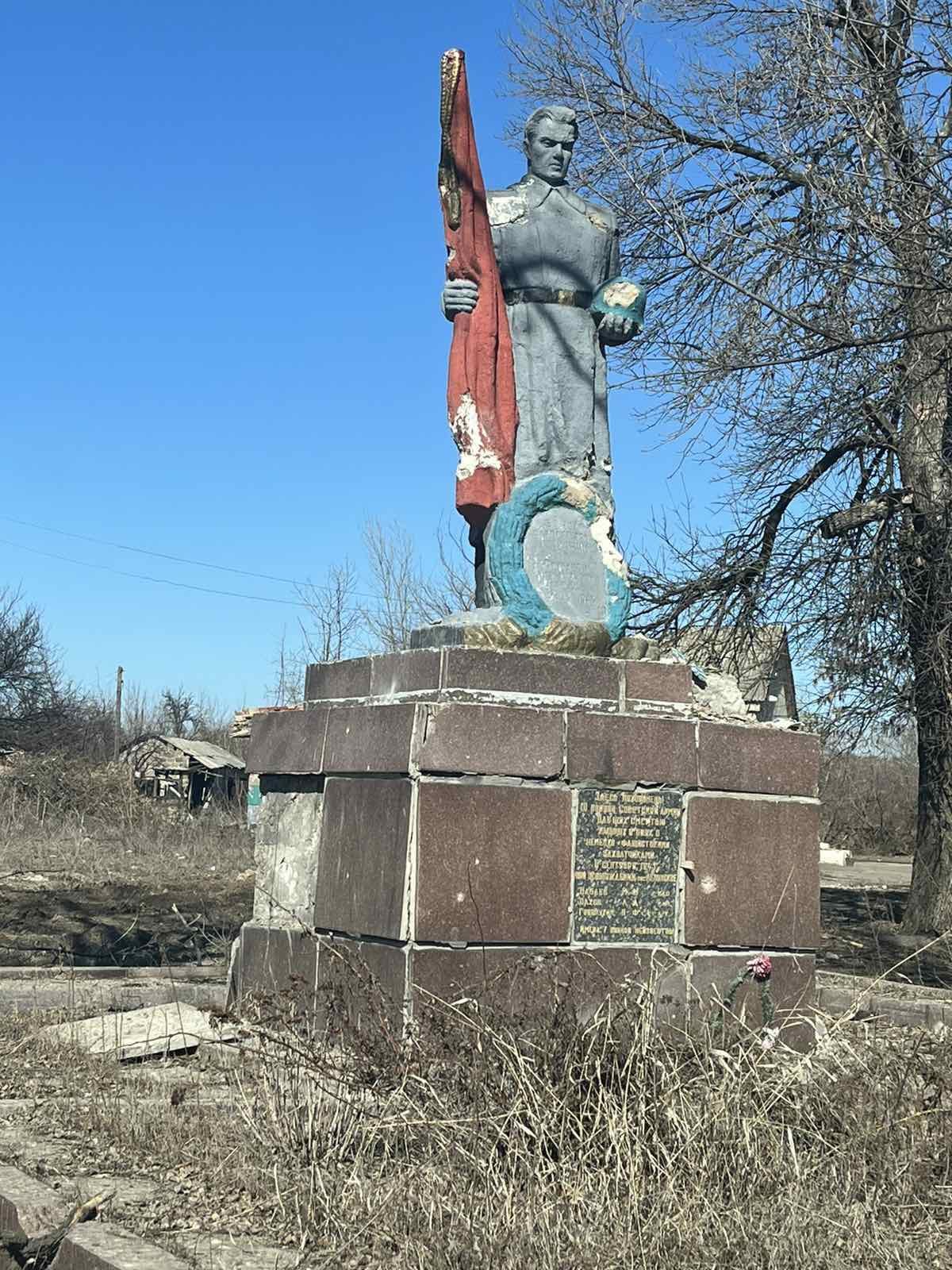 В Торецке русские захватчики повредили братскую могилу советским солдатам 1
