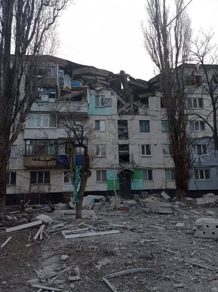 Є загиблий: військові РФ зруйнували багатоповерхівку та дитсадок у Лисичанську,— очільник області 2