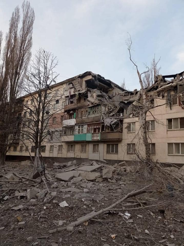 Есть погибший: военные РФ разрушили многоэтажку и детсад в Лисичанске, — глава области 1