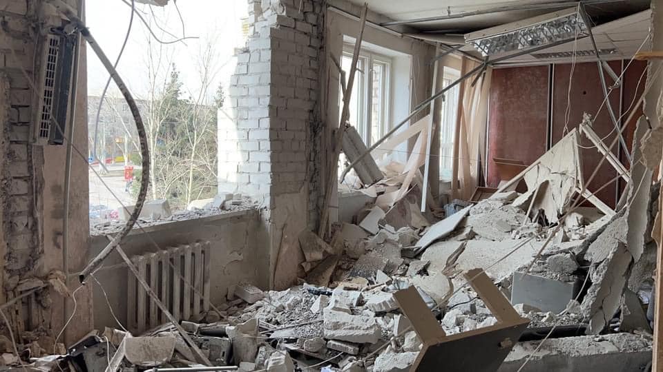 Есть погибший: военные РФ разрушили многоэтажку и детсад в Лисичанске, — глава области 3