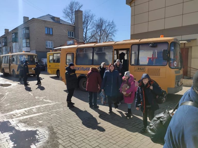 Понад 170 дорослих та дітей з Вугледару вдалося вивезли до безпечних міст (фото) 