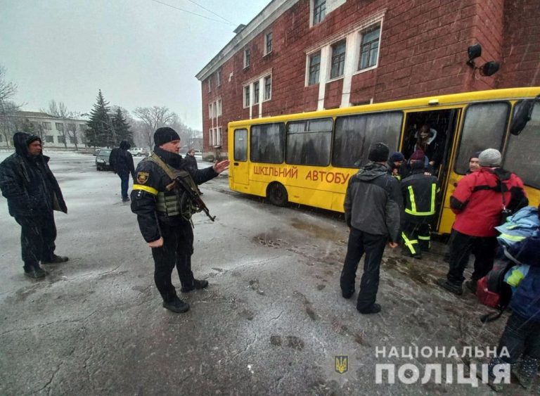 Евакуацію цивільних в Маріуполі переносять. Російські війська продовжують стріляти, — міськрада