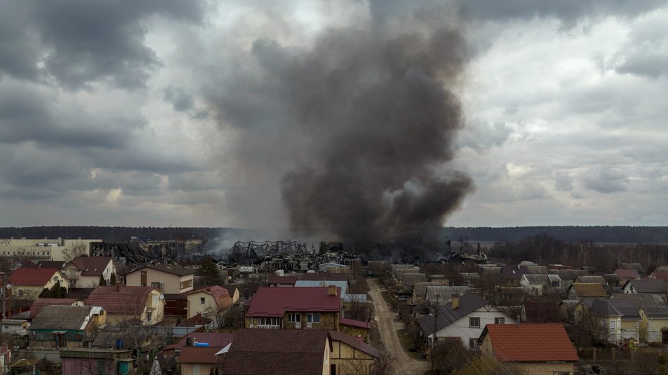 Війна в Україні, день 11-й: спалений прапор “ЛНР” у Старобільську, вибухи у Краматорську та вбита родина в Ірпені 1