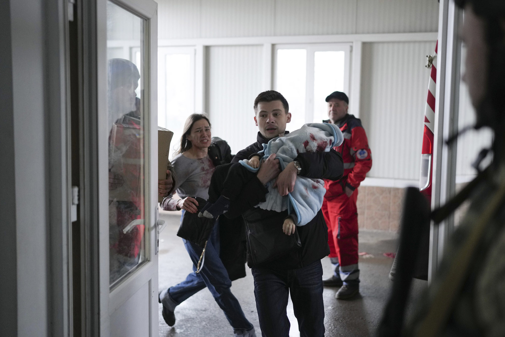 Из-за обстрелов боевиков в Мариуполе погиб 18-месячный ребенок (ФОТО 18+) 1