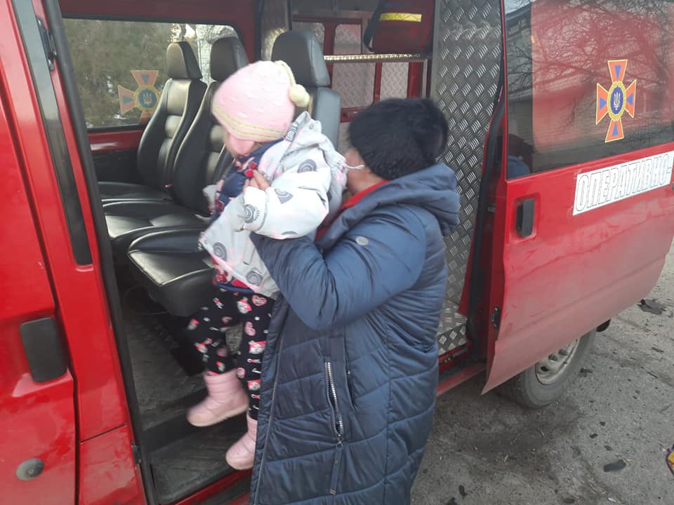 Евакуація людей в безпечне місце після обстрілів дитячої лікарні в Сєвєродонецьку