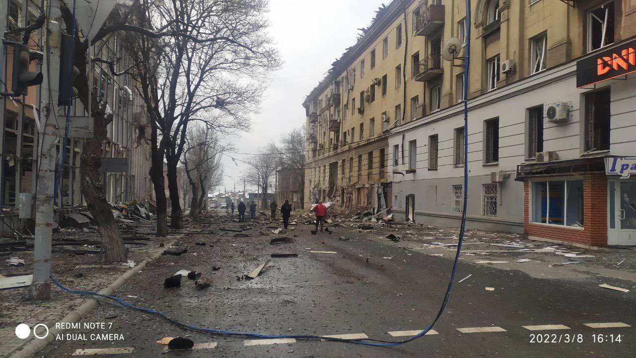 Зображення до посту Окупанти скинули бомби біля штабів міжнародного та українського Червоного Хреста, — Азов