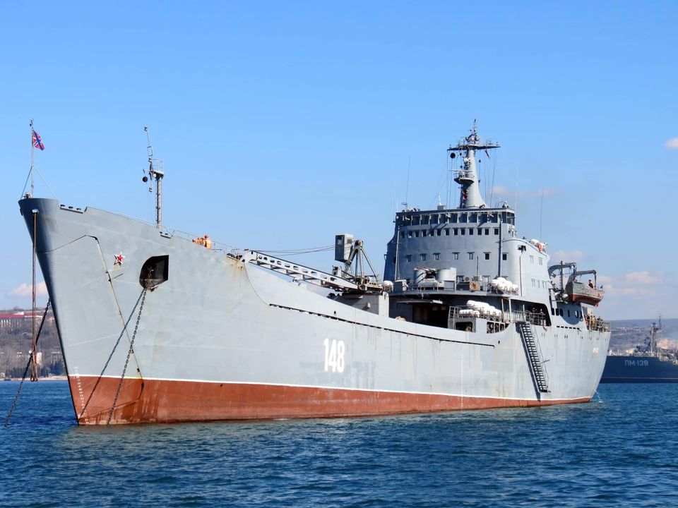 Корабель "Орськ" чорноморського флоту в Бердянському порту