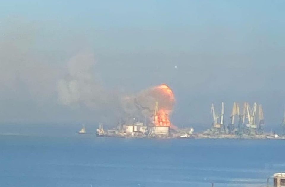 В порту Бердянска украинские военные уничтожили российский десантный корабль, — ВМС Украины