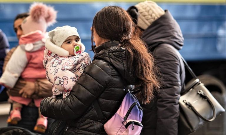 Родинам з 2 та більше дітьми, які постраждали через війну, допоможуть грошима. Кому саме та як податися