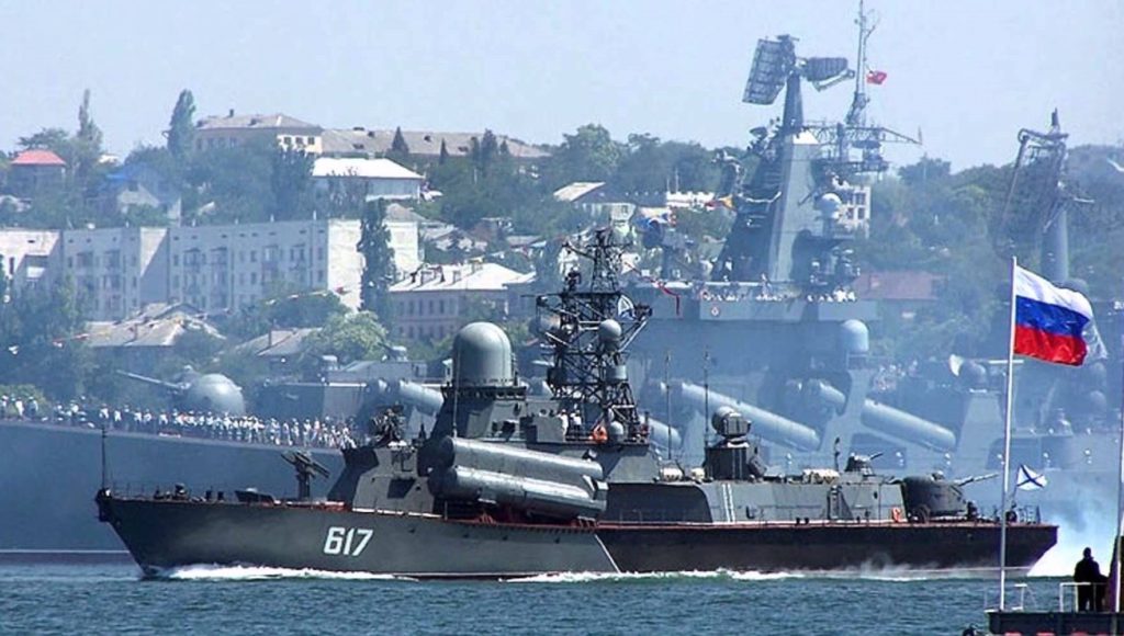 Російський флот обстріляв Маріуполь з 4 кораблів, — “Азов”