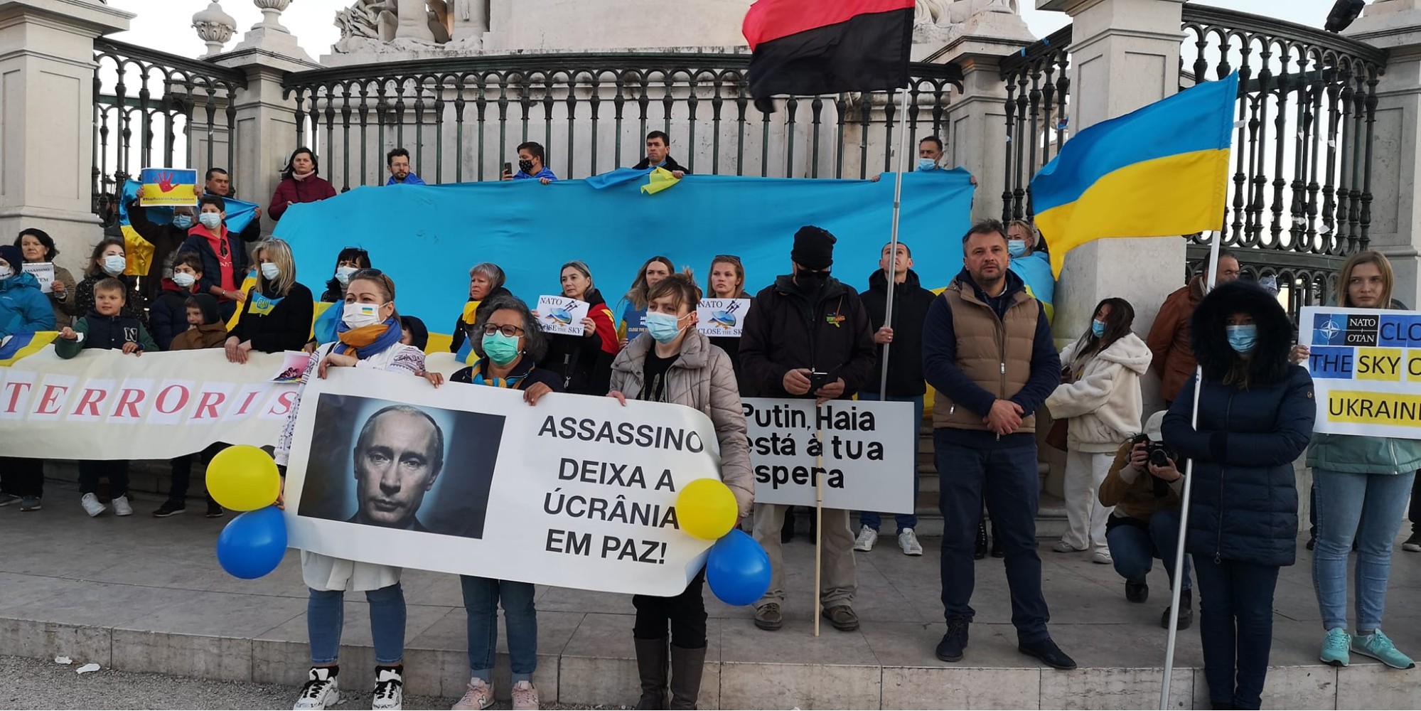 Вибиті ворота у посольстві та щоденні мітинги: як у світі підтримують Україну під час війни з Росією 5