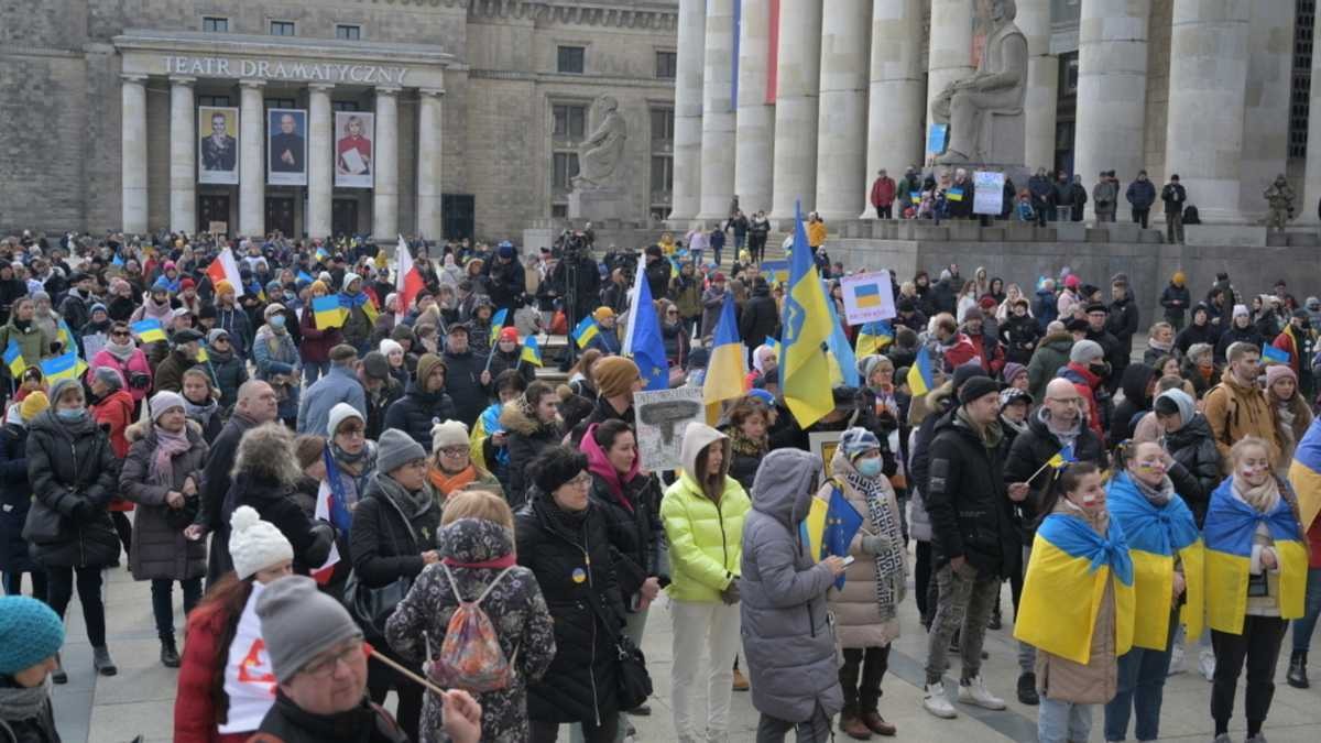 Вибиті ворота у посольстві та щоденні мітинги: як у світі підтримують Україну під час війни з Росією 3