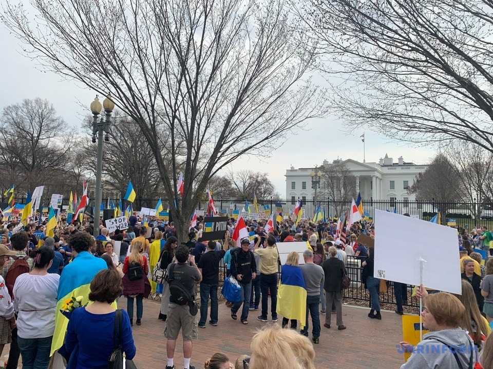 Вибиті ворота у посольстві та щоденні мітинги: як у світі підтримують Україну під час війни з Росією 1