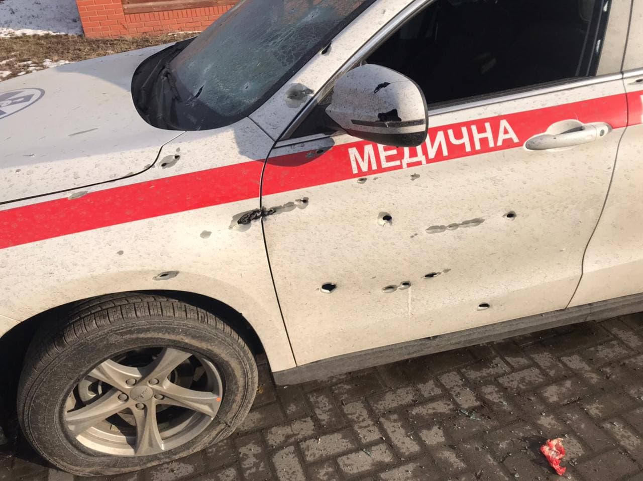 машину скорой помощи обстреляла армия России в Северодонецке