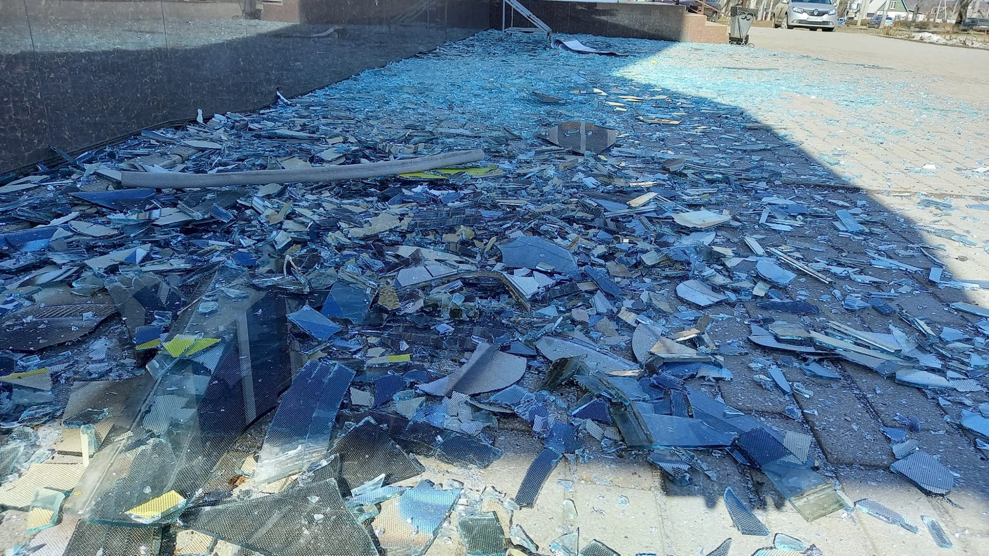 битое стекло возле обстрелянных жилых домов в Бахмуте