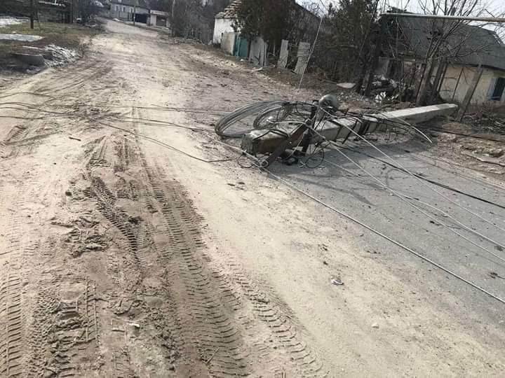 поврежденная электроопора в Луганской области