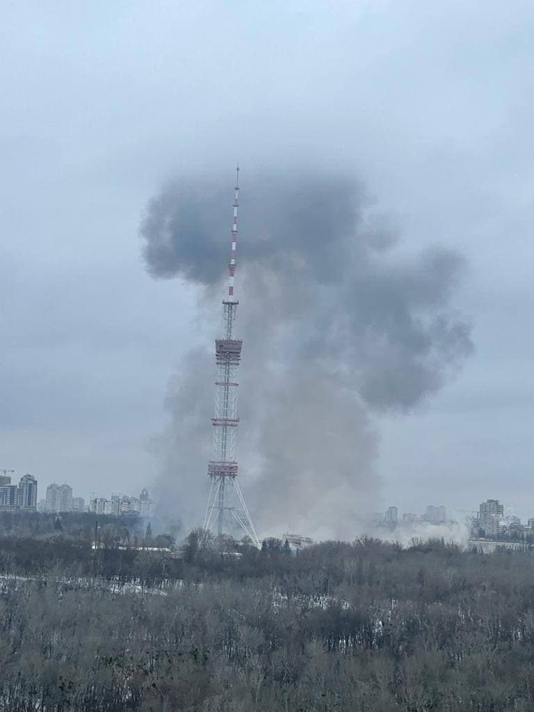 Война в Украине, день 6: оккупанты ударили по Киевской телебашне и обстреливают жилые кварталы в Мариуполе 1