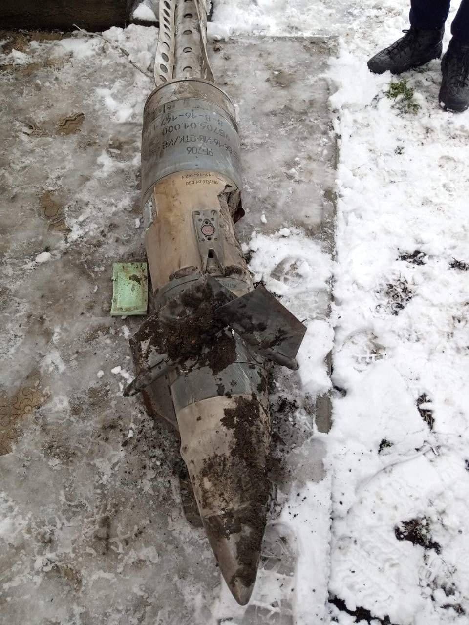 Боевики попали ракетами в Покровск. Жителей просят не поднимать взрывоопасные предметы 1
