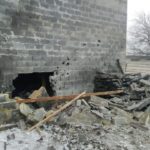 Розтрощені дахи, вирви в городах: окупанти обстріляли приватний сектор Торецька з мінометів (ФОТО)