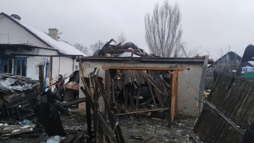 Розтрощені дахи, вирви в городах: окупанти обстріляли приватний сектор Торецька з мінометів (ФОТО)