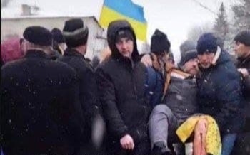 В Новопскове в Луганской области русские войска начали стрелять по мирным митингующим. Есть раненые (ВИДЕО)