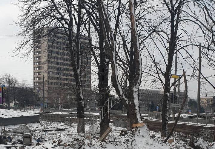 Война в Украине, день 17: захватчики обстреляли Святогорскую Лавру и сбрасывали фосфорные снаряды в Попасной