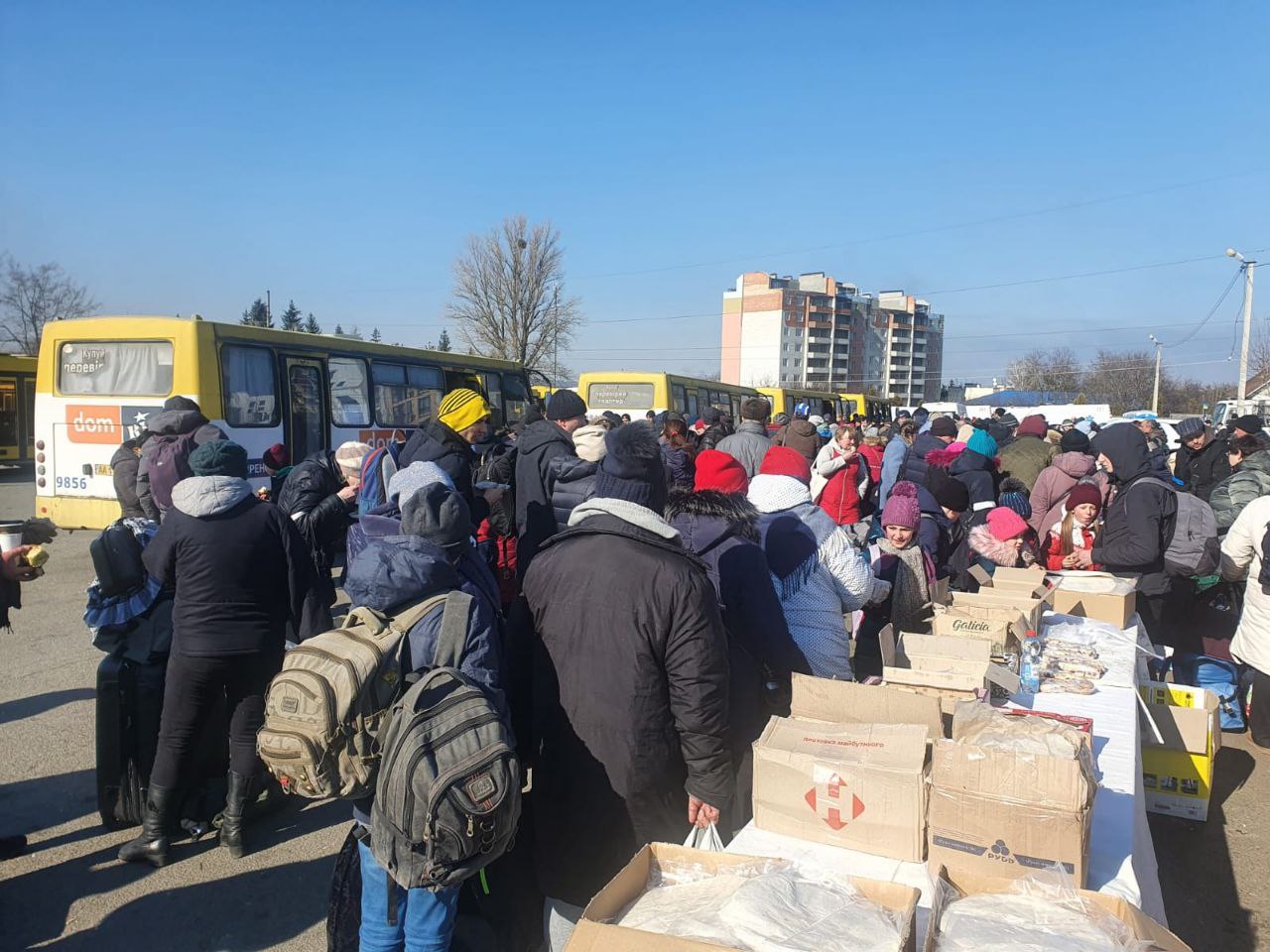 За другий день евакуації з Луганщини вивезли ще понад 1,7 тисячі цивільних
