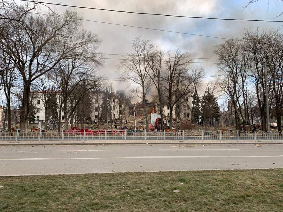 Война в Украине, день 21: оккупанты разбомбили драмтеатр в Мариуполе и убили 13 человек в Чернигове