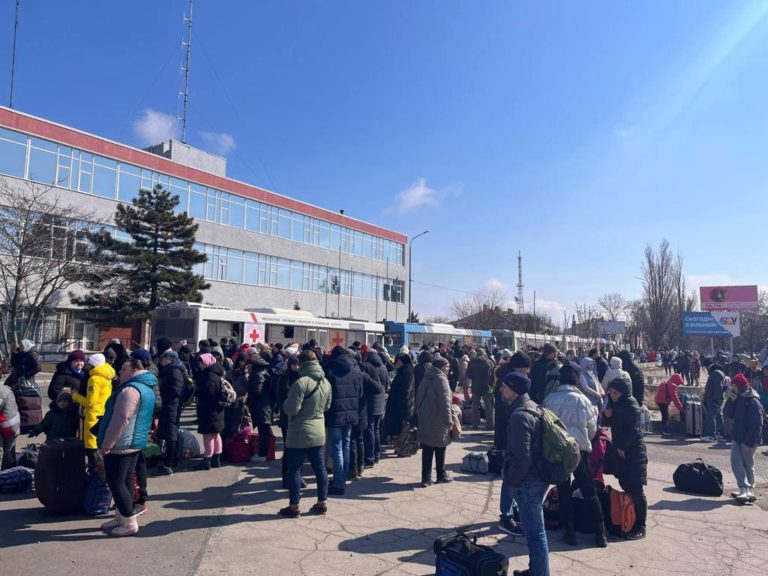 Маріупольців, які дісталися Бердянська, відвозитимуть автобусами на підконтрольну територію (ВІДЕО)