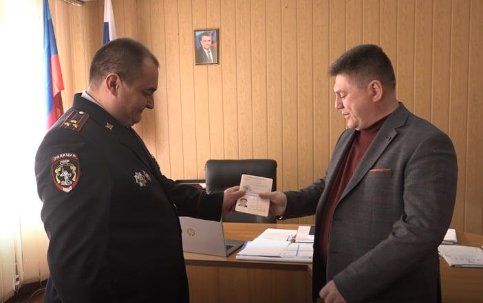 Глава Станицы Луганской получил паспорт т.н. "ЛНР"