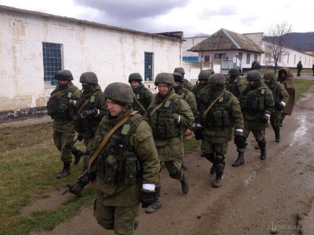 Росіяни надягають на маріупольців білі пов’язки, щоб українські військові плутали їх з окупантами, — “Азов”