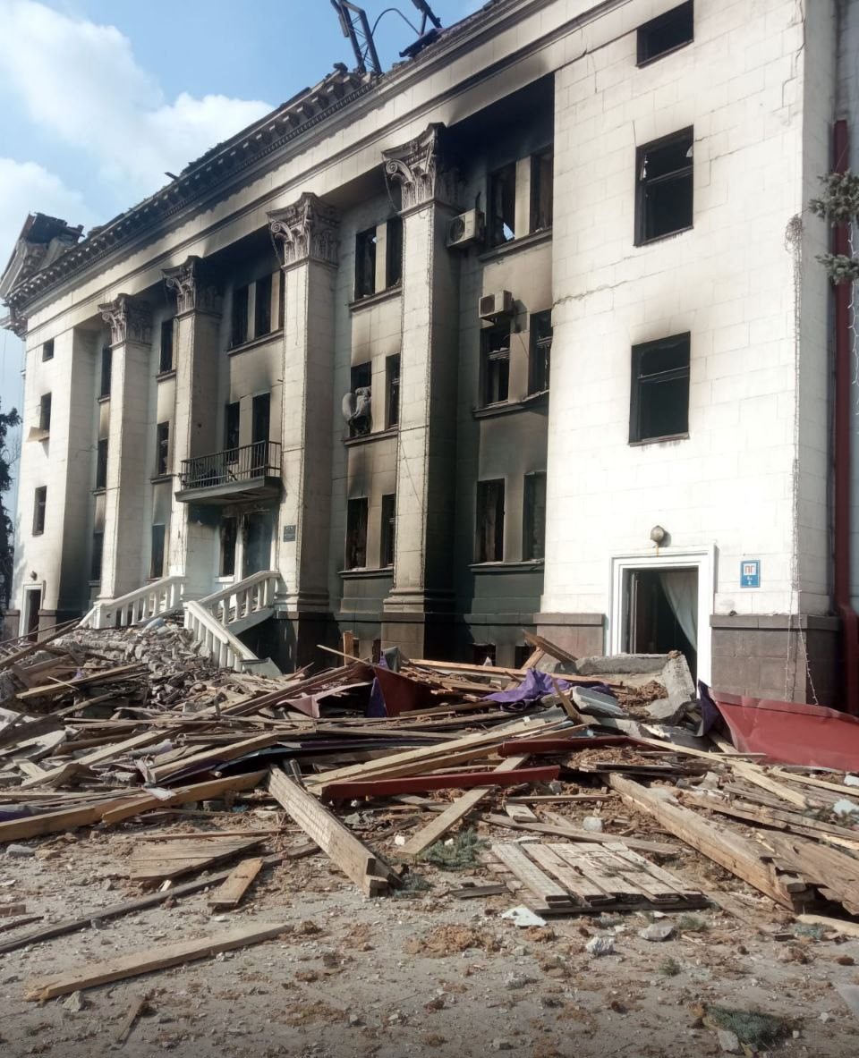розбомблений драмтеатр в Маріуполі
