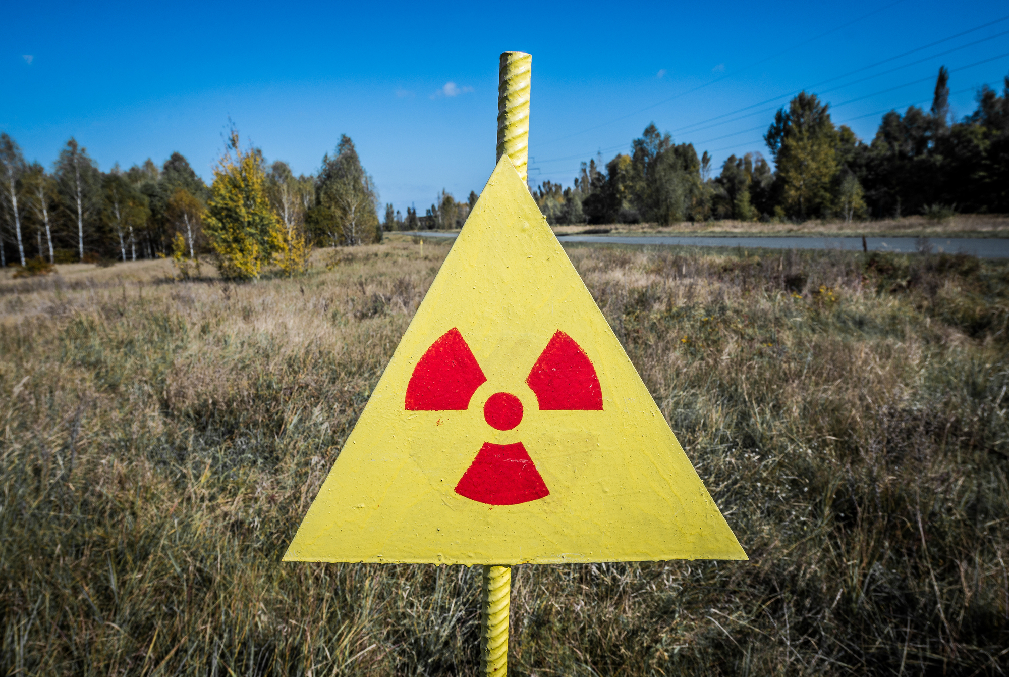 знак радиации в Зоне отчуждения возле Чернобыльской АЭС