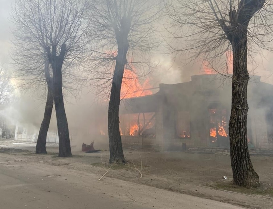 В Северодонецке горят 10 многоэтажек после обстрела российских захватчиков