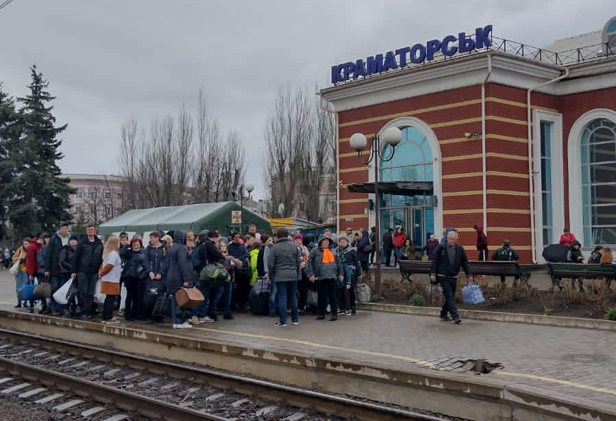 Ж/д пути по направлению Краматорска повредили во время обстрела. 7 апреля больше не будет поездов эвакуации
