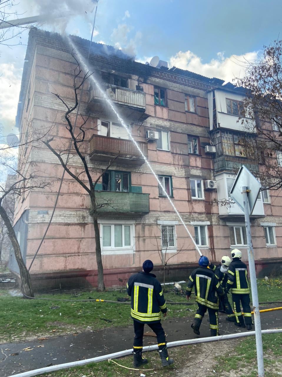 В Северодонецке горят 10 многоэтажек после обстрела российских захватчиков 4