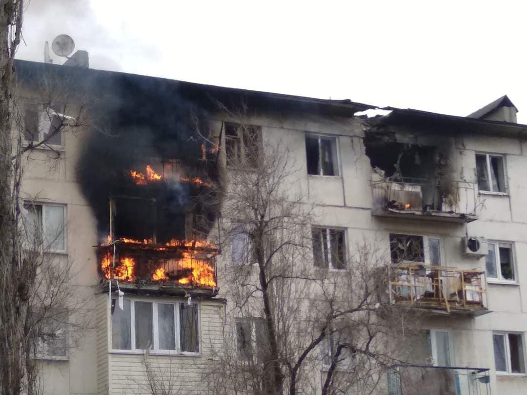 Зранку 10 квітня росіяни обстріляли школу та будинки у Сєвєродонецьку. Евакуювали двох літніх людей 2