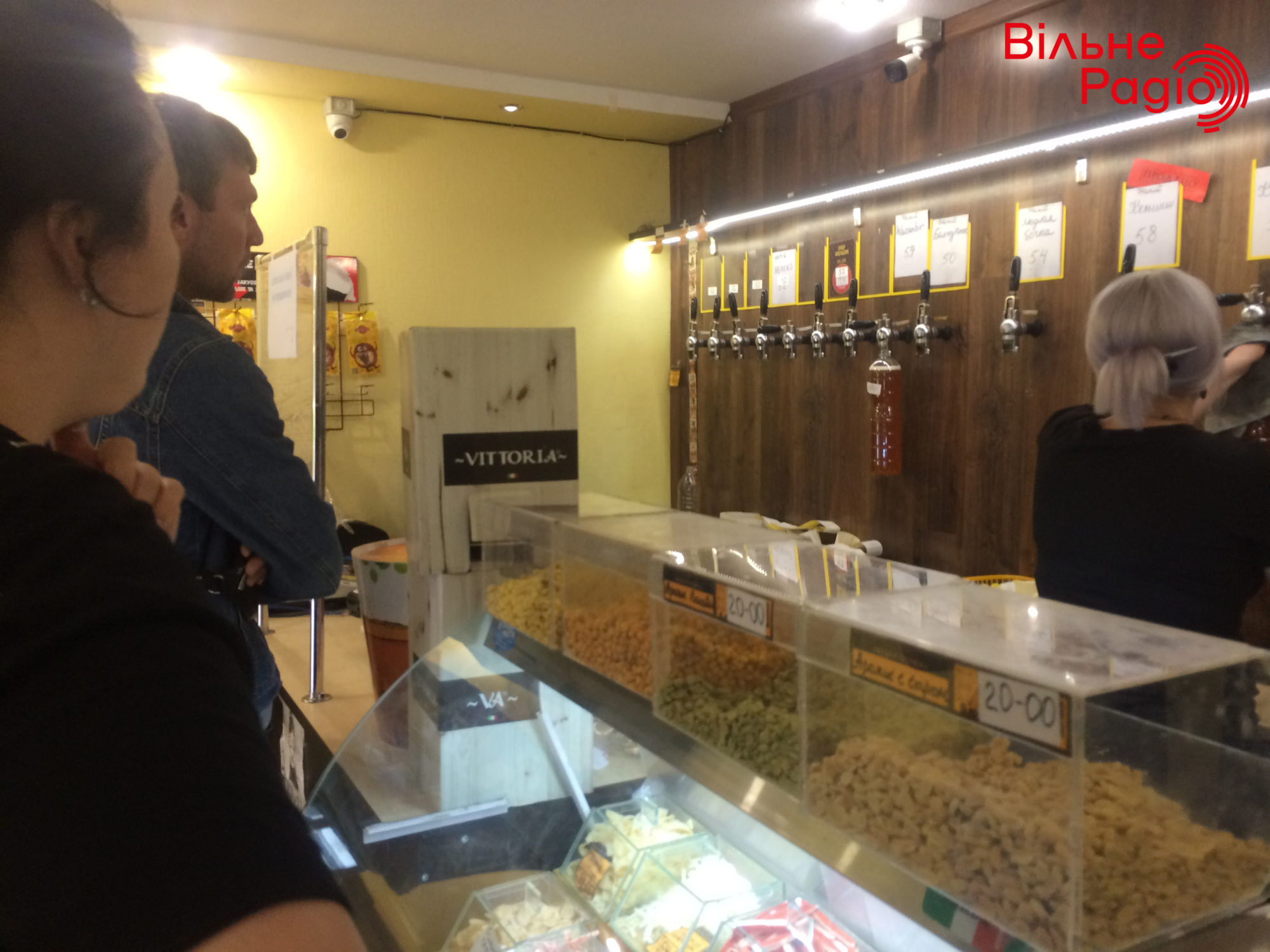 Заборона військових — не указ: в Бахмуті продовжують продавати пиво (ФОТО, ВІДЕО) 11