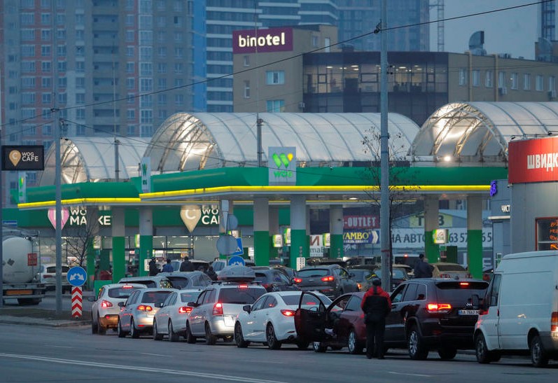 Уничтоженные Кременчугский НПЗ и нефтебазы вызвали нехватку горючего в Украине. Проблему решают